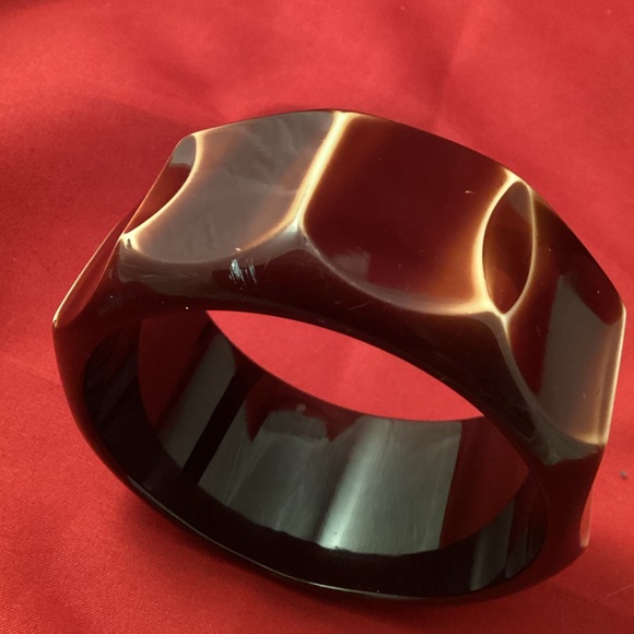 Large Brown and cream plastic bangle - Picture 5 of 11